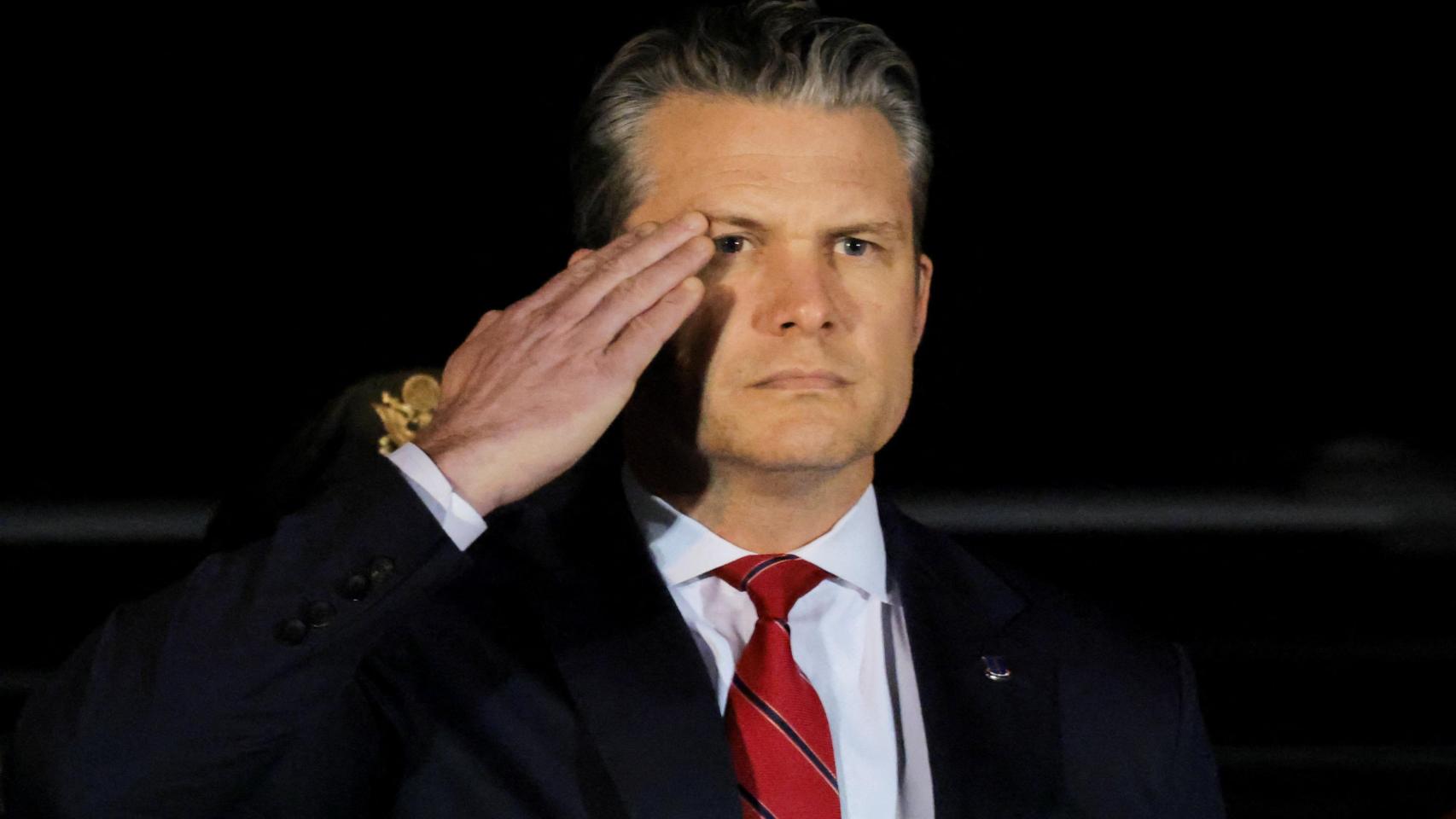 Cangrejo, chuletón y tecnología Apple: así gastó Pete Hegseth 90.000 millones de dólares del Pentágono en un mes