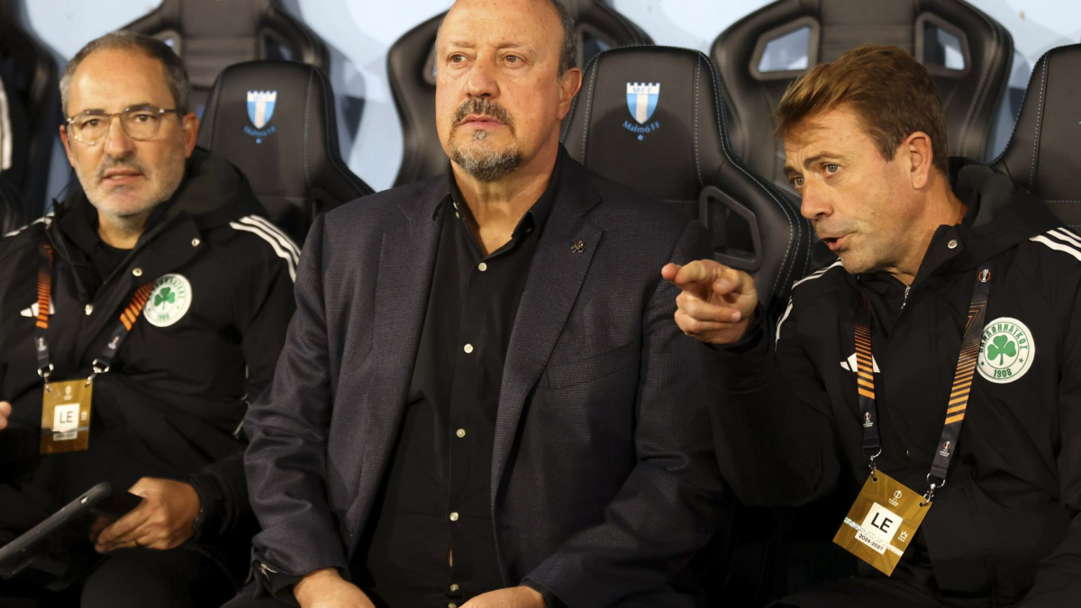 Rafa Benítez 'dibuja' un trébol de cuatro hojas en el escudo de Panathinaikos