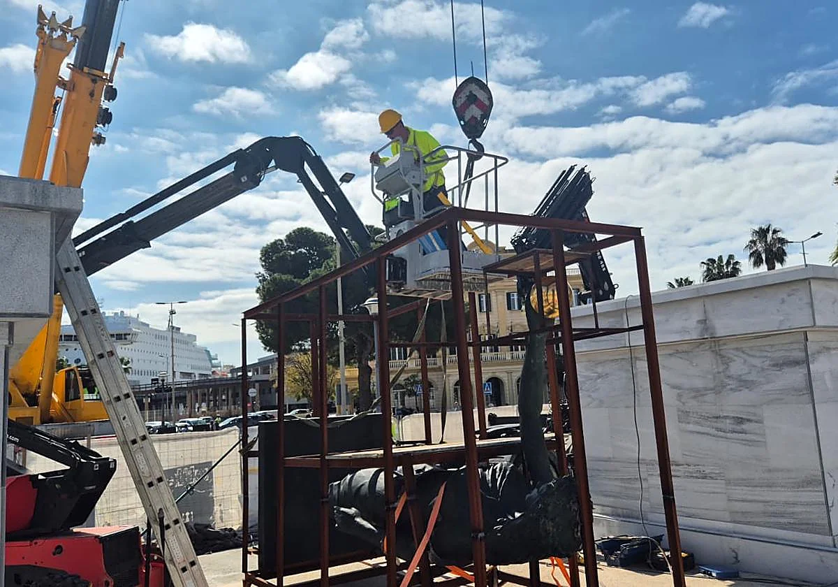 Comienza la instalación de la Venus y el Neptuno monumentales en el Puerto de Málaga