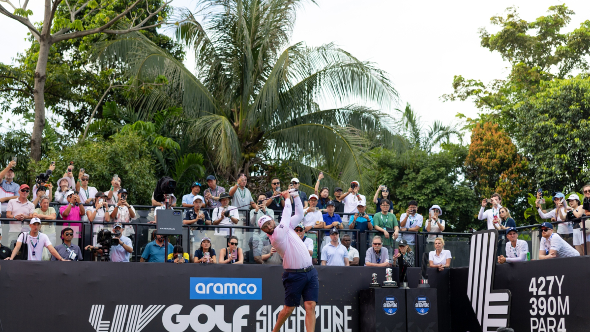 Jon Rahm llega a tiempo al liderato en el atasco de Singapur