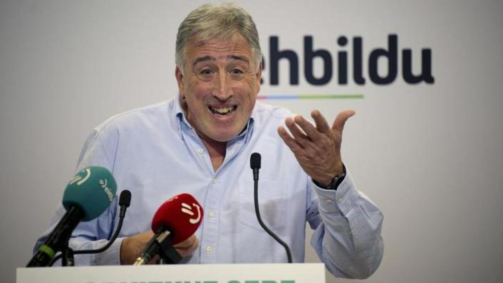 El alcalde de Pamplona (Bildu) asegura que apoyar a los presos de ETA es "lo mismo" que aplaudir a un club de fútbol