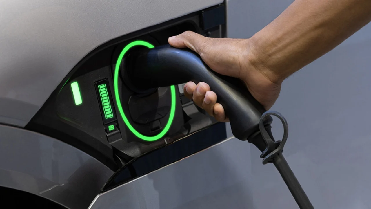 Sube la gasolina por la guerra en Irán, pero el “plan eléctrico” no sale gratis: la luz también sube