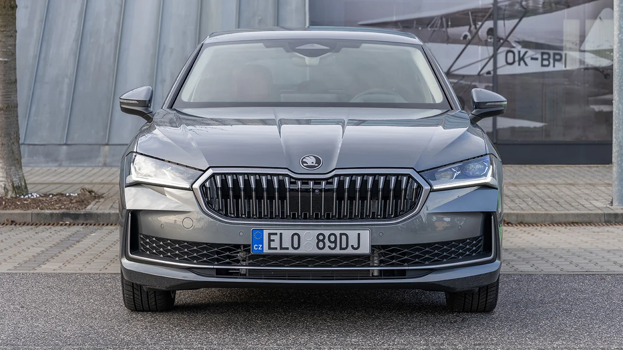 El Skoda Superb más potente ya tiene precios, 272 CV con etiqueta CERO y hasta 131 km de autonomía eléctrica