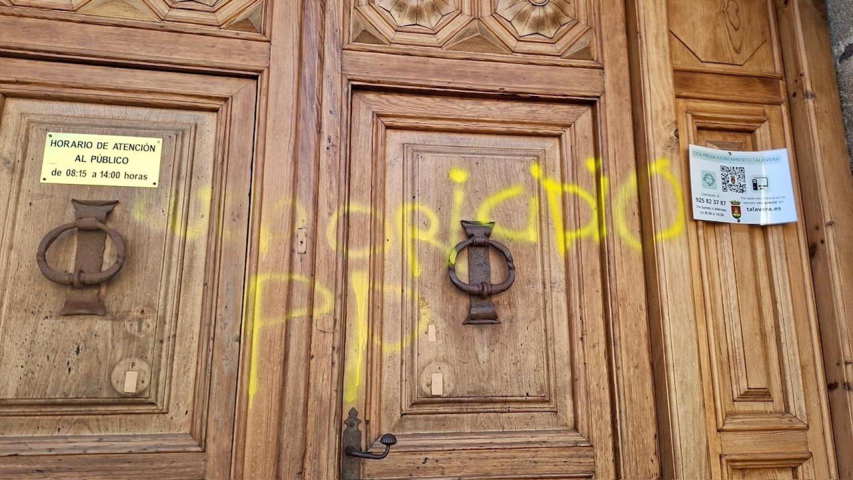 La puerta principal del Ayuntamiento de Talavera de la Reina amanece vandalizada con una pintada: "Uxoricidio PP"