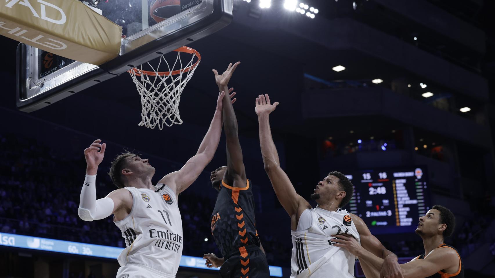 El Real Madrid se aferra al Movistar Arena para cazar a un desacertado Valencia Basket y asaltar el Top 3 de la Euroliga