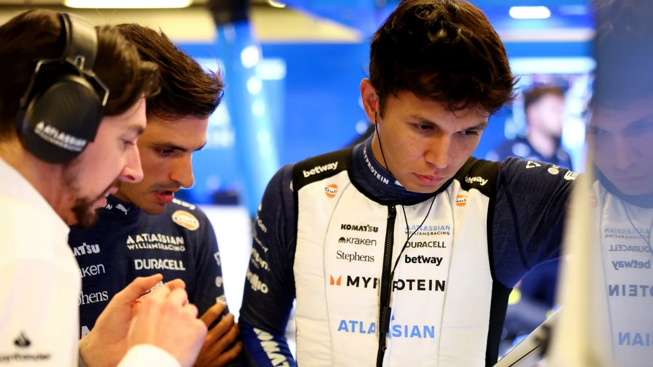 Albon admite que con Sainz ha perdido privilegios en Williams: “Es claramente diferente en cuanto a cultura y mentalidad”
