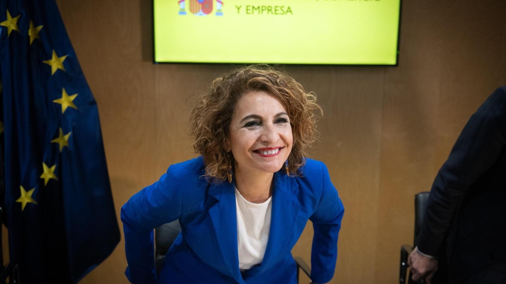 María Jesús Montero es trasladada en coche de Córdoba a Sevilla después de averiarse el tren de AVE en el que viajaba