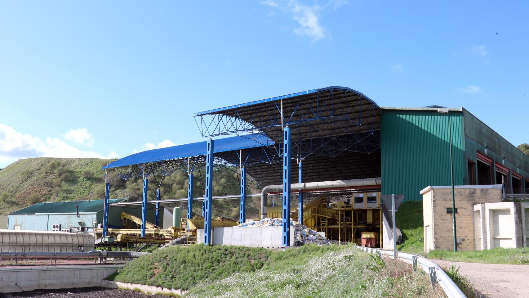 Heridos dos trabajadores tras caer desde una cinta transportadora a un contenedor de desechos en Valladolid