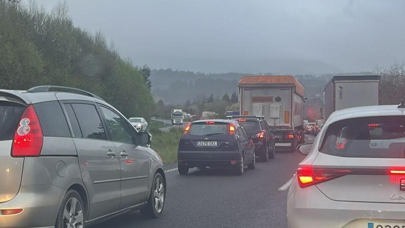 Retenciones kilométricas en la A-6 a su paso por Cambre (A Coruña) por el accidente de un camión
