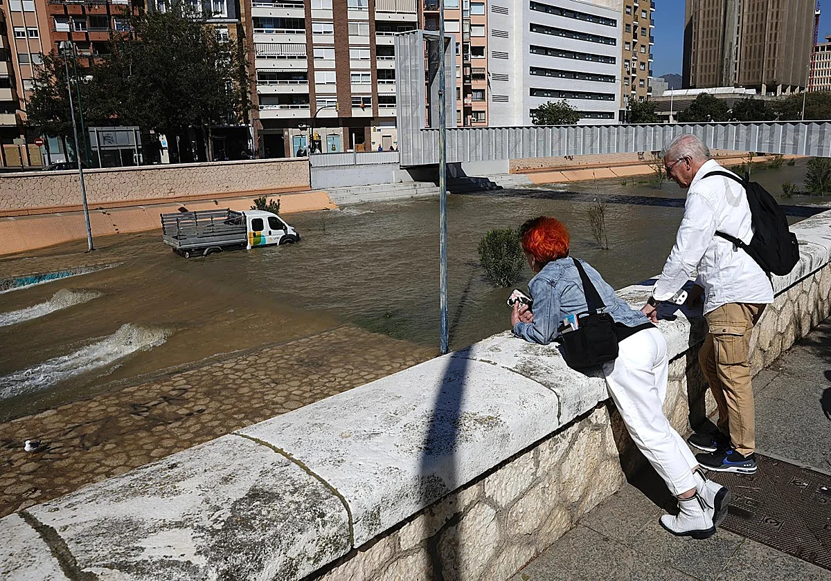 El desembalse del Limonero atrapa a una furgoneta de una empresa que trabaja en mantenimiento del río