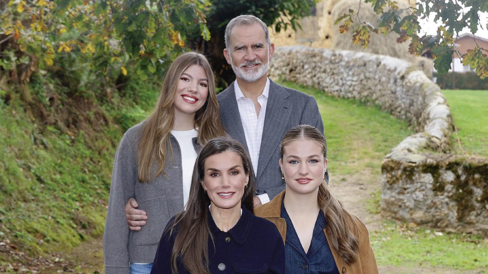 La Familia Real felicita la Navidad desde Asturias con una foto inédita: los mensajes ocultos tras el 'Christmas' real