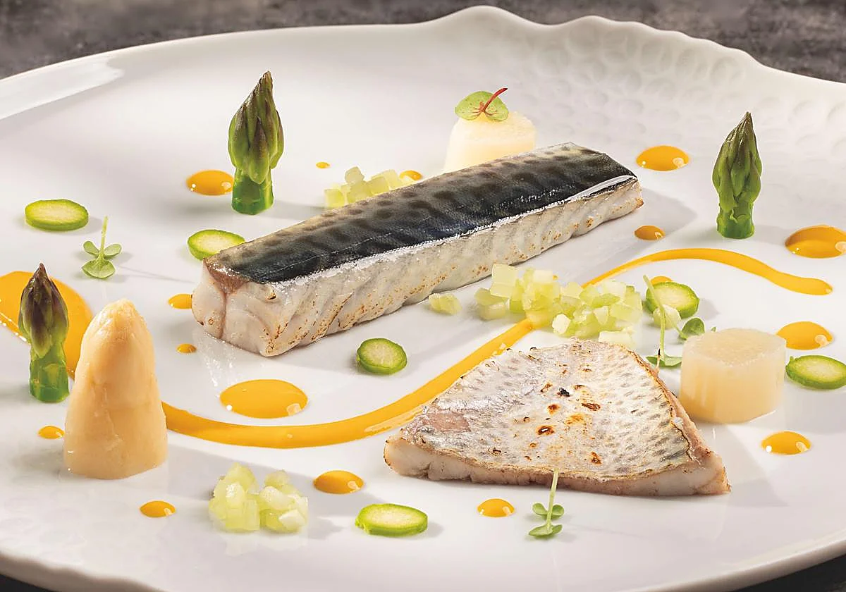 Lomos de jurel con espárragos y salsa muselina