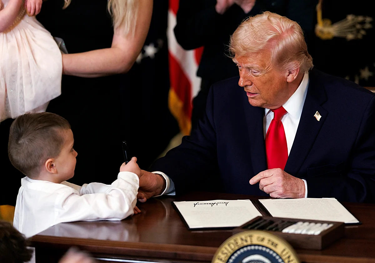 Trump levanta un mes las sanciones al petróleo ruso y choca con la UE y Ucrania