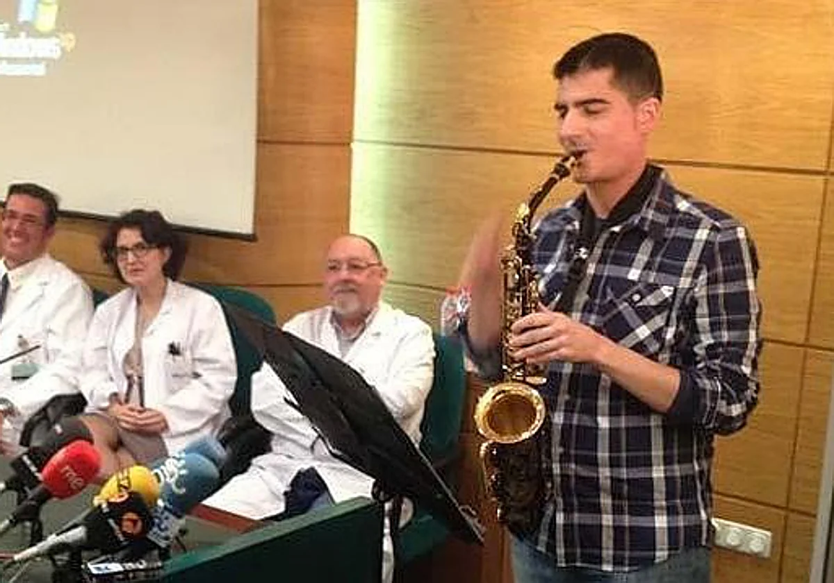 Fallece Carlos Aguilera, el músico que fue operado de un tumor en 2015 mientras tocaba el saxofón