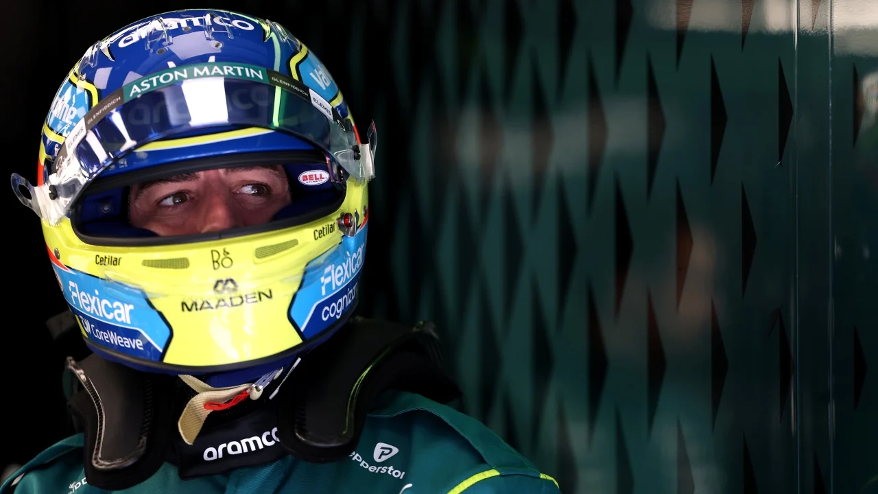 Alonso ve el vaso "bastante vacío" y anticipa un domingo complicado para Aston Martin: "En carrera va a peor"