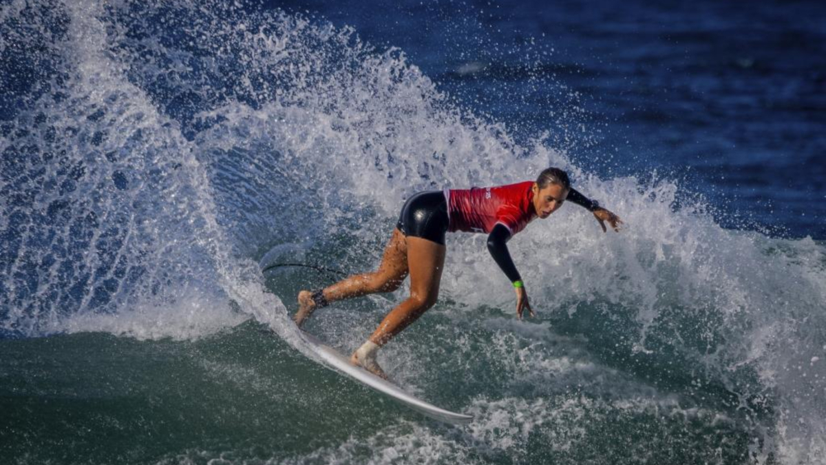 Nadia Erostarbe, primera española en la máxima categoría mundial del surf