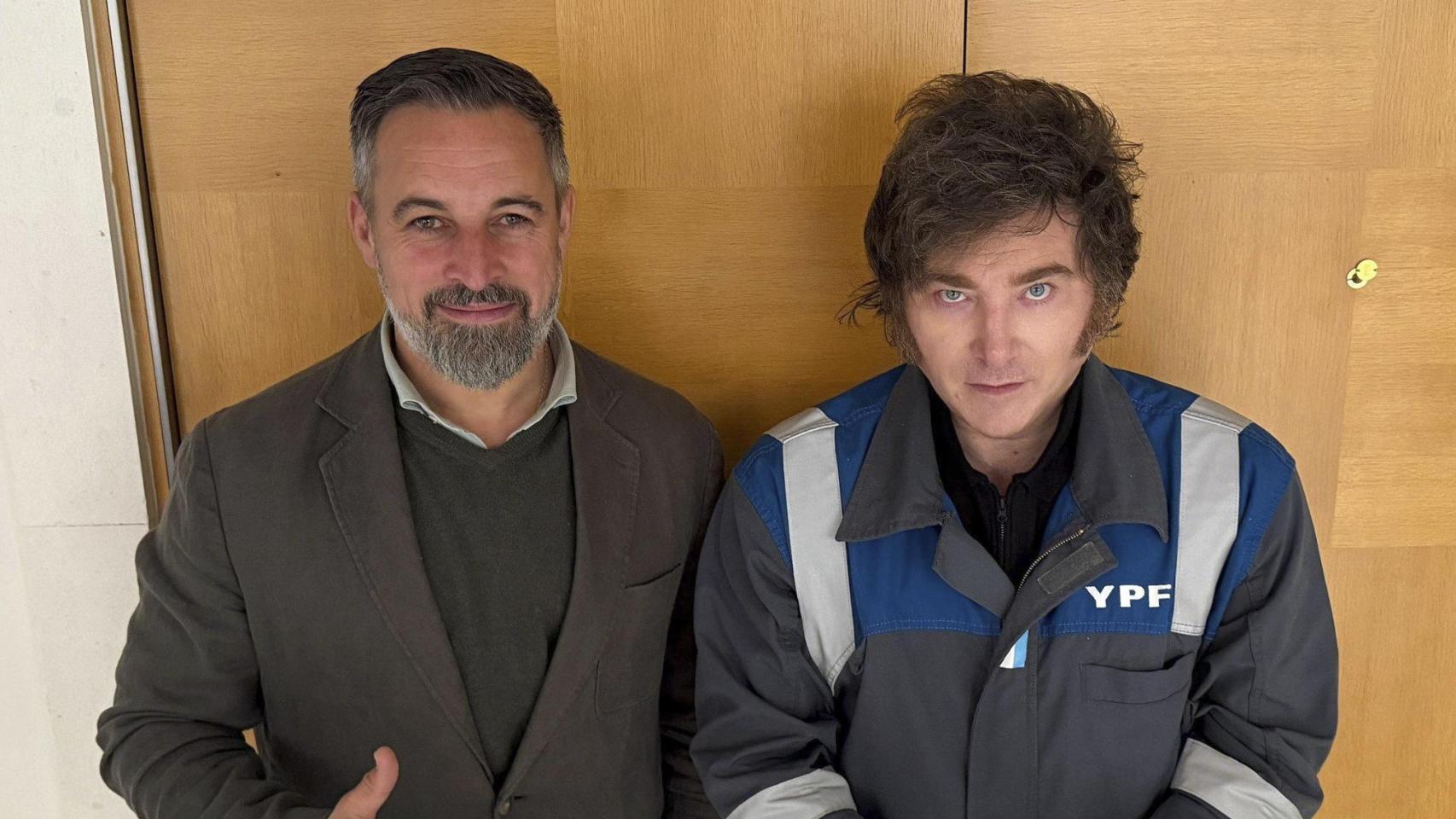 Milei se fotografía en Madrid con Abascal con un mono de trabajo de la petrolera que Argentina expropió a Repsol