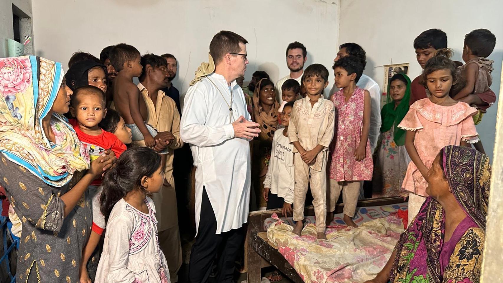 El padre Federico, el cura que libera a esclavos en Pakistán: "Raptan a cristianas y las violan; para ellos es como ir a La Meca"