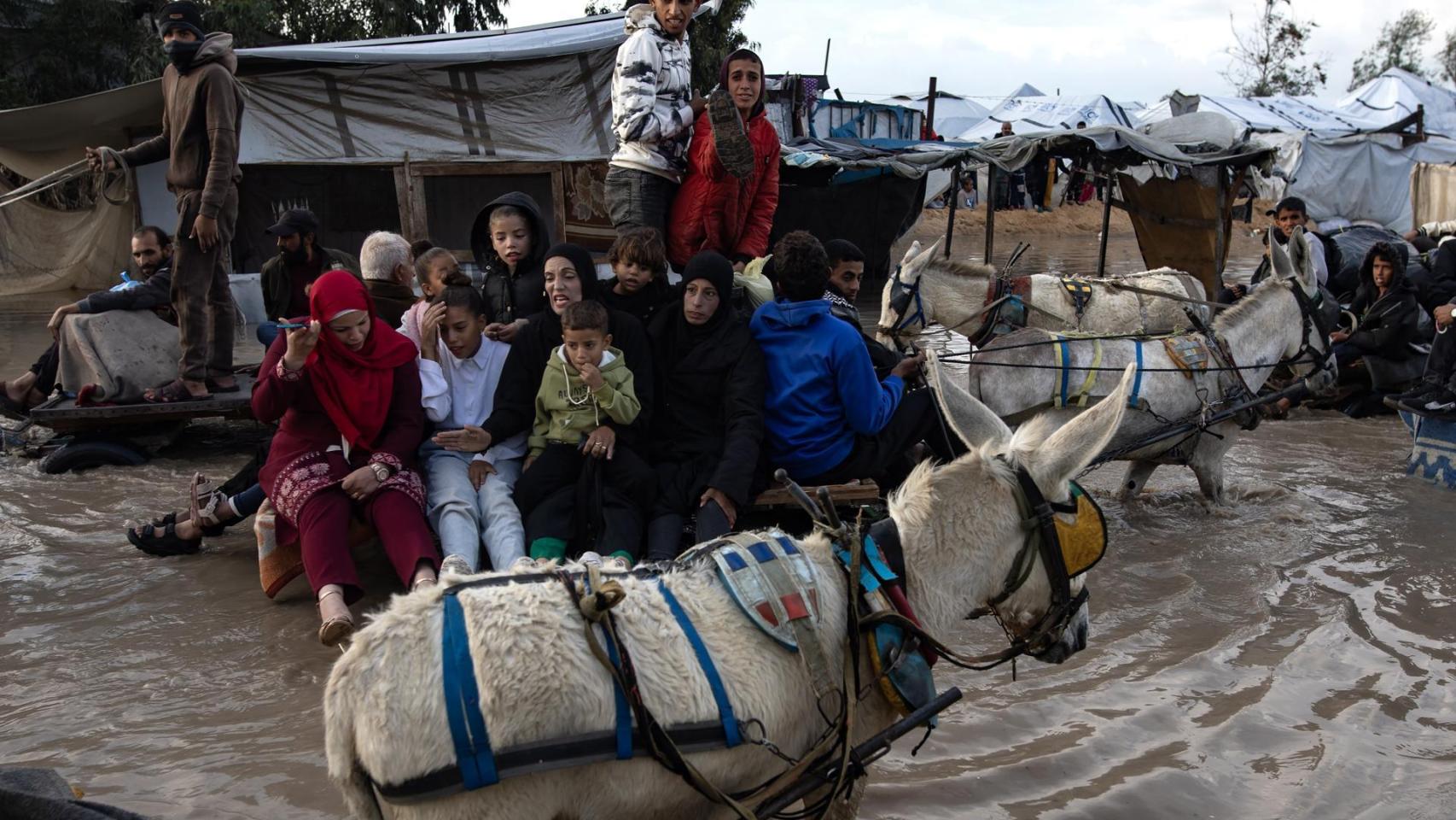 La lluvia y el frío se ceban con Gaza: 13 muertos en 24 horas y más de mil personas expuestas al impacto de las olas