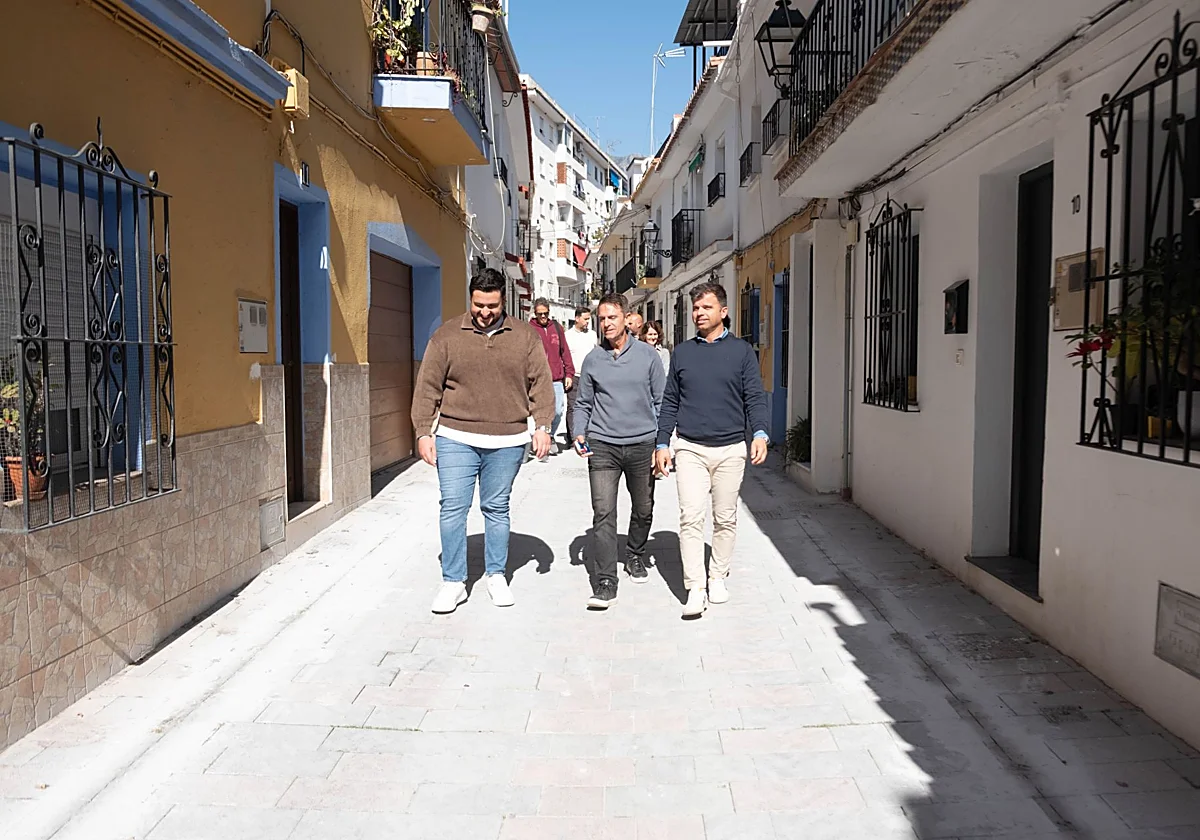 Marbella mejora la seguridad vial en la calle Santo Domingo con un nuevo pavimento más seguro y resistente