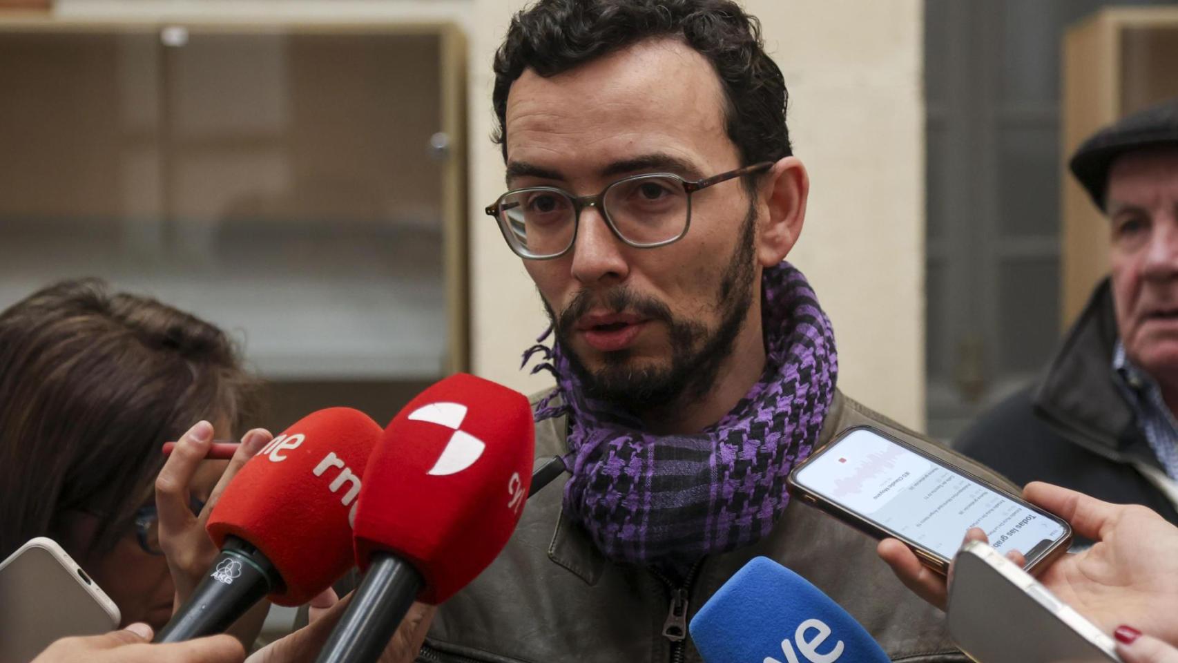 Podemos difunde la foto de un discapacitado, dice que agredió a su líder en CyL y Echenique lo llama "basura humana"