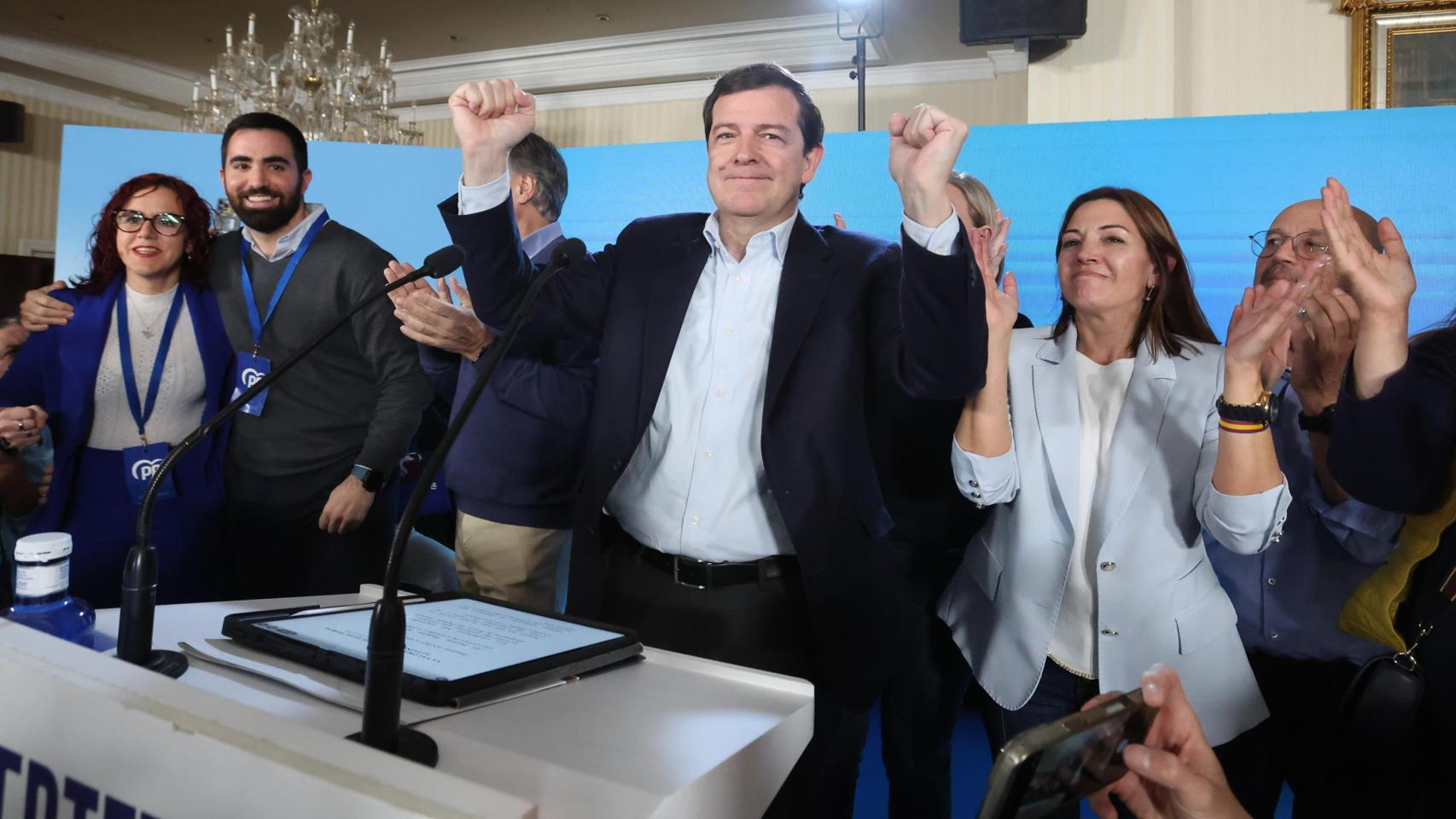 Azcón celebra la "victoria incontestable" de Mañueco en Castilla y León y el PSOE teme "el precio a pagar" con Vox