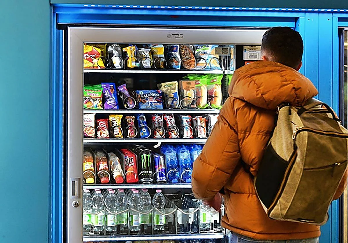 Despedido por subirse a la máquina de vending de la empresa y zarandearla con violencia para obtener productos gratis