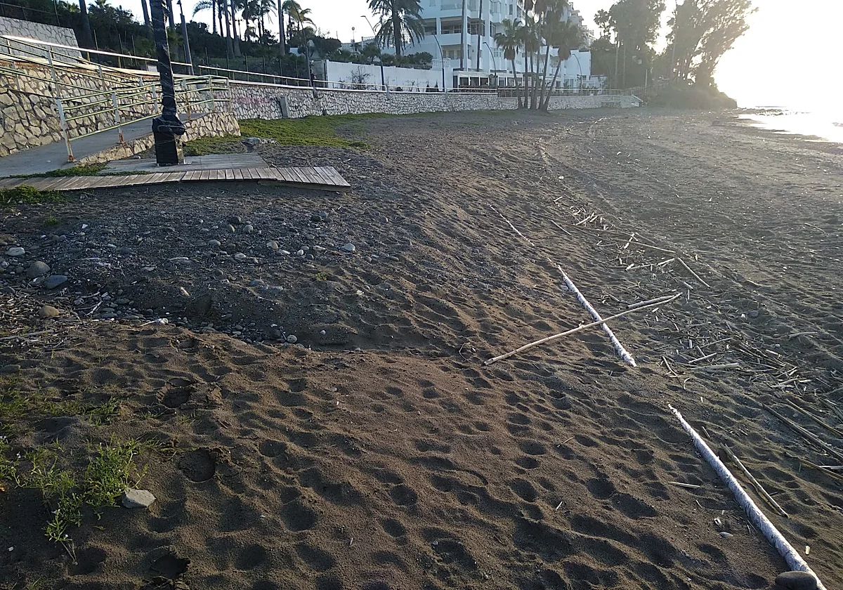 Vecinos de Estepona, preocupados por un cable eléctrico en plena playa Punta Plata