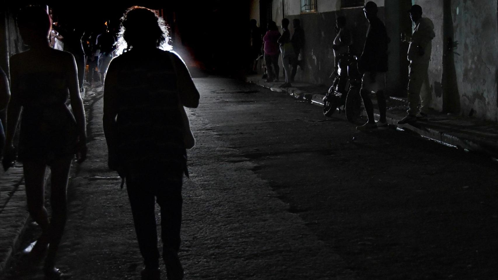 Colapsa de nuevo la red eléctrica de Cuba: 10 millones de afectados en un apagón total en medio del asedio de EEUU