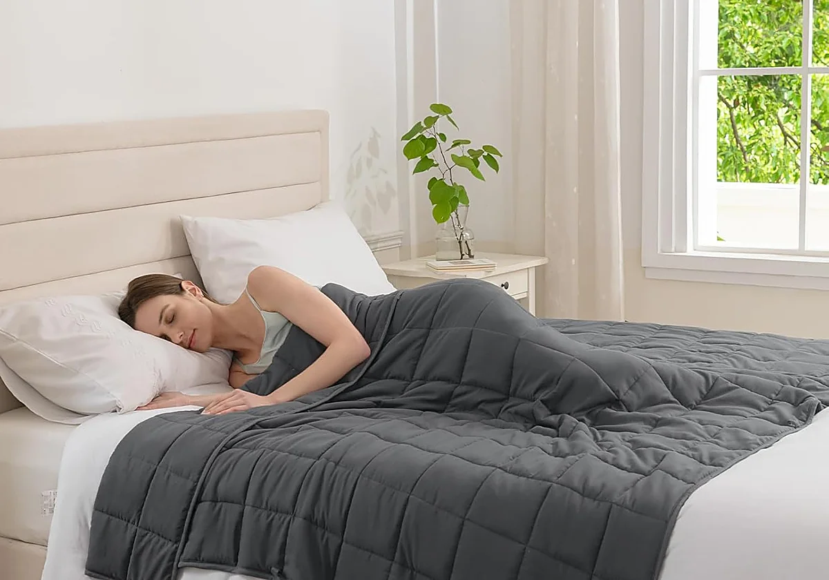 Duerme mejor cada noche con esta manta con peso que relaja y alivia el estrés