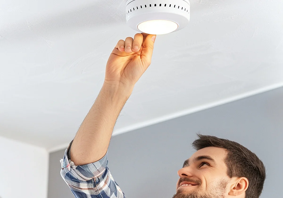 Protege tu hogar frente a amenazas invisibles con este detector de humo y monóxido de carbono