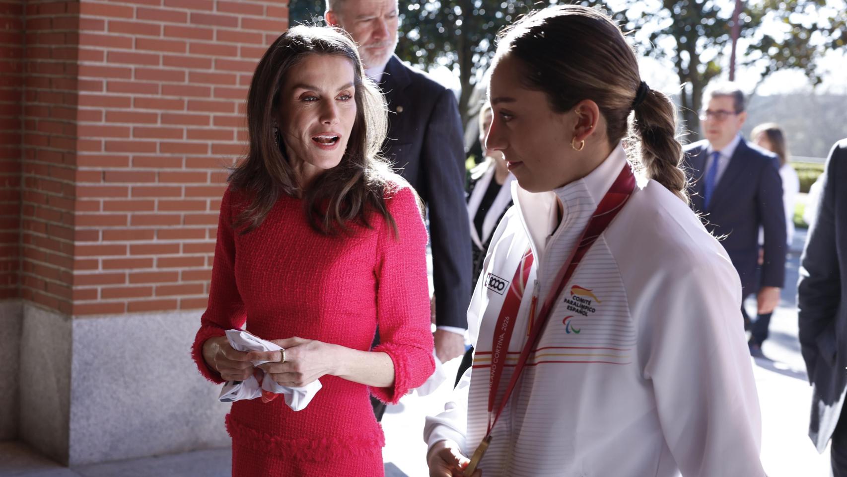 La enhorabuena de Letizia a Audrey Pascual, medallista de los Paralímpicos de invierno: "¡Las has traído todas!"