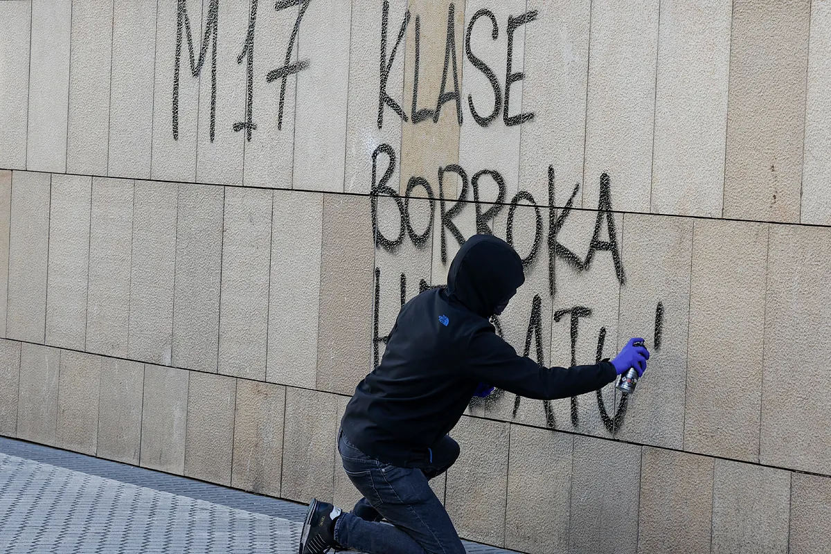 Atascos, piquetes y cierre de fábricas en Euskadi en la huelga por un SMI vasco