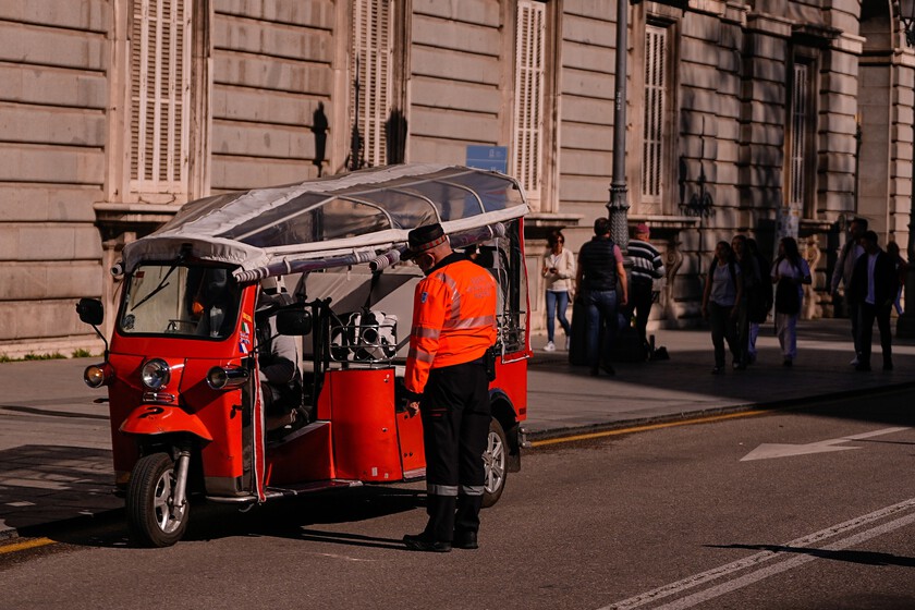 Los tuk tuk se han convertido en el símbolo de los excesos del turismo en Madrid. Hay quien ya pide prohibirlos