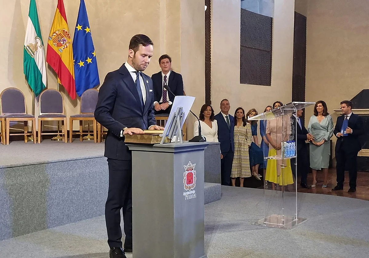 Nacho Alonso deja su acta de concejal en Ronda por motivos personales