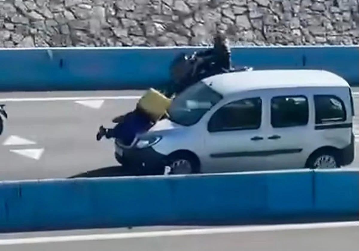 Man arrested for reckless driving and endangering the life of Glovo delivery worker who he carried on van bonnet in Algeciras