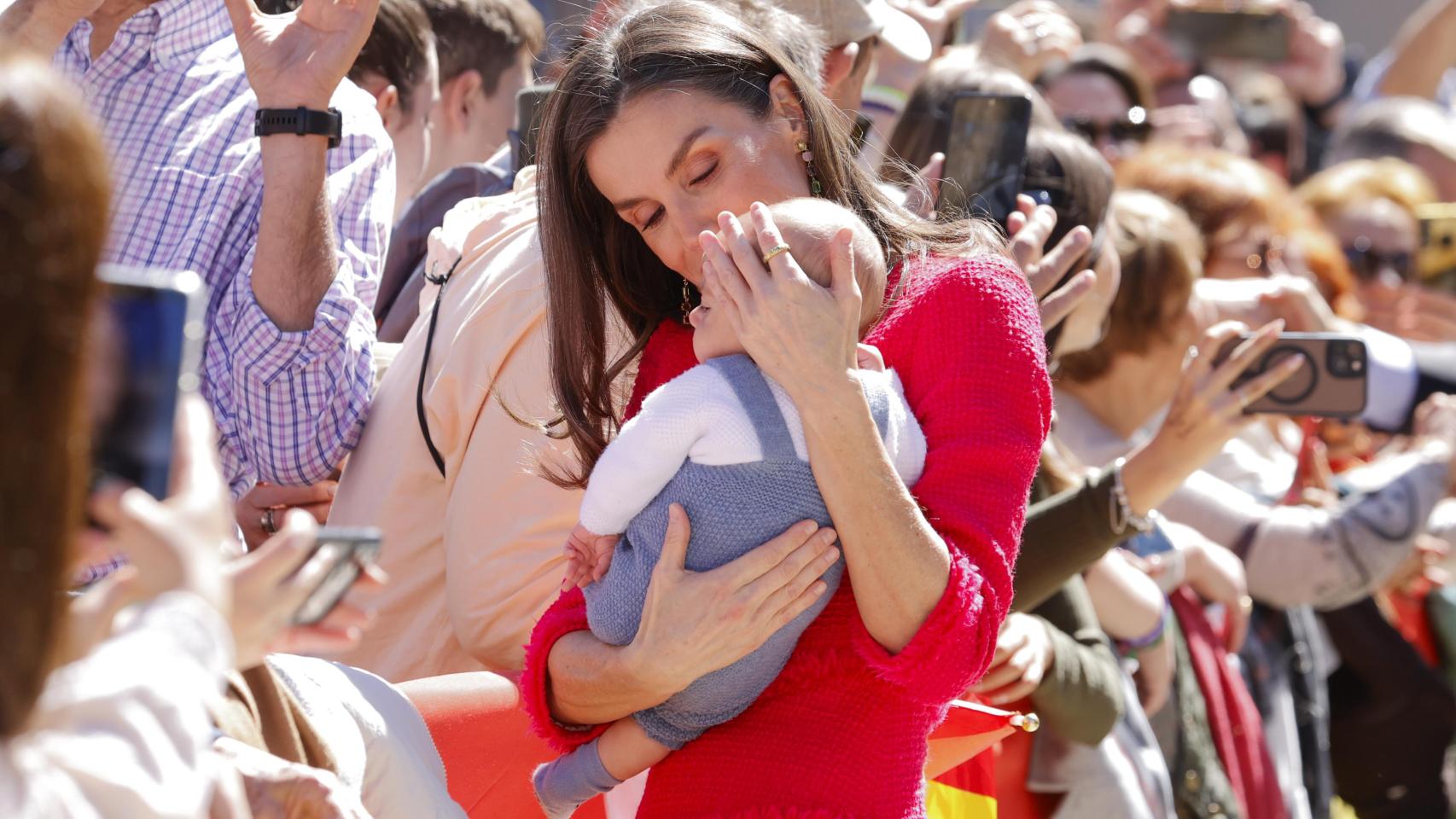La reina Letizia se da un baño de masas en Jaén: su tierna imagen con un bebé, muchos 'selfies' y salida al balcón
