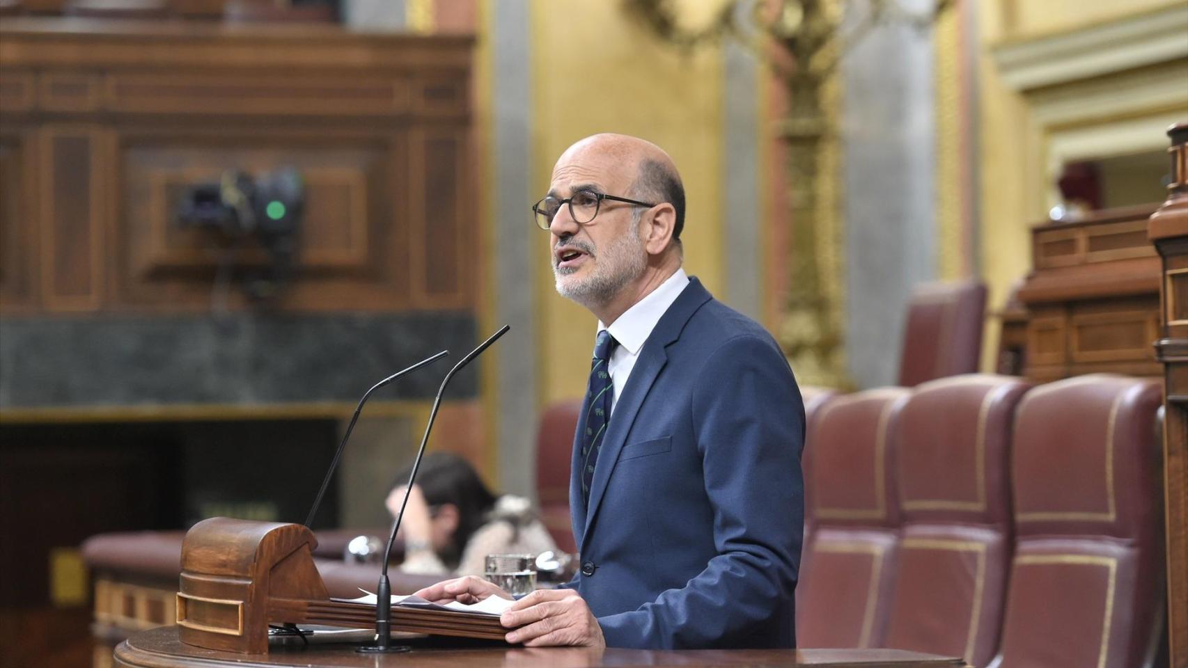 El PSOE vota con Bildu a favor de que terroristas condenados puedan ejercer como profesores y "seguir dando clase a menores"