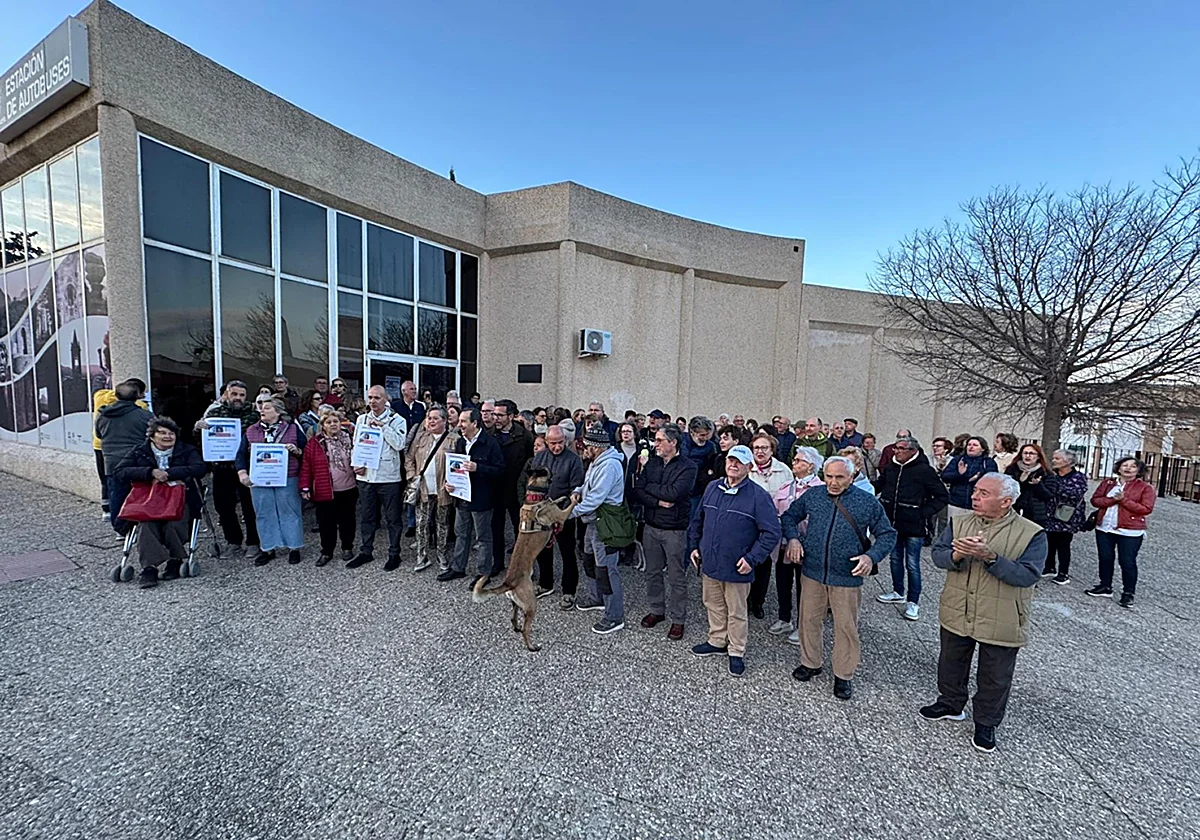 Concentración ciudadana en Antequera para mantener en el centro la estación de autobuses