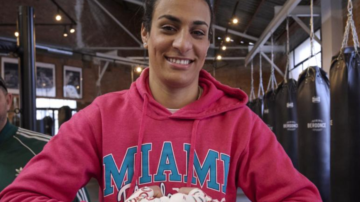 La boxeadora hiperandrógina Khelif disputará su primer combate profesional