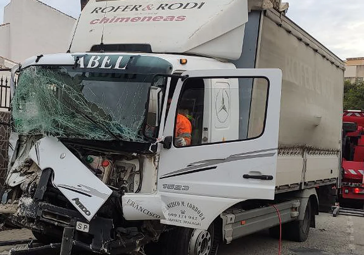 Un camionero se empotra contra dos viviendas en Torrox tras desvanecerse al volante