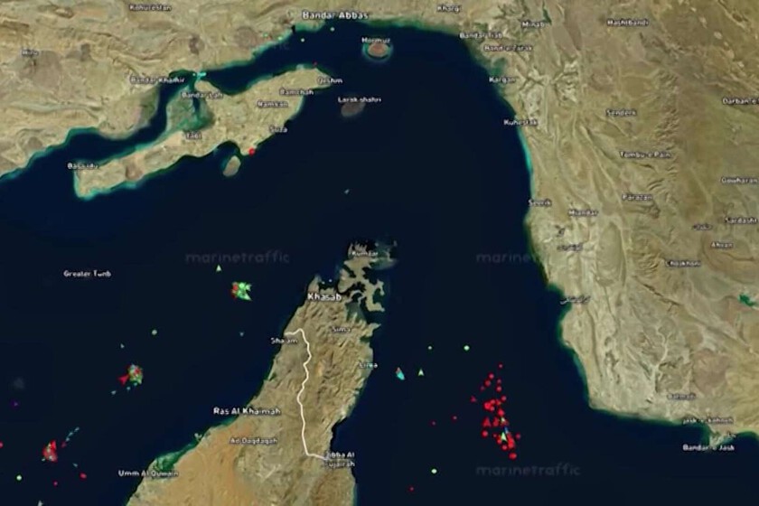 Un truco está desbloqueando el paso de barcos en Ormuz sin necesidad de drones ni escoltas, y a EEUU no le va a hacer ninguna gracia