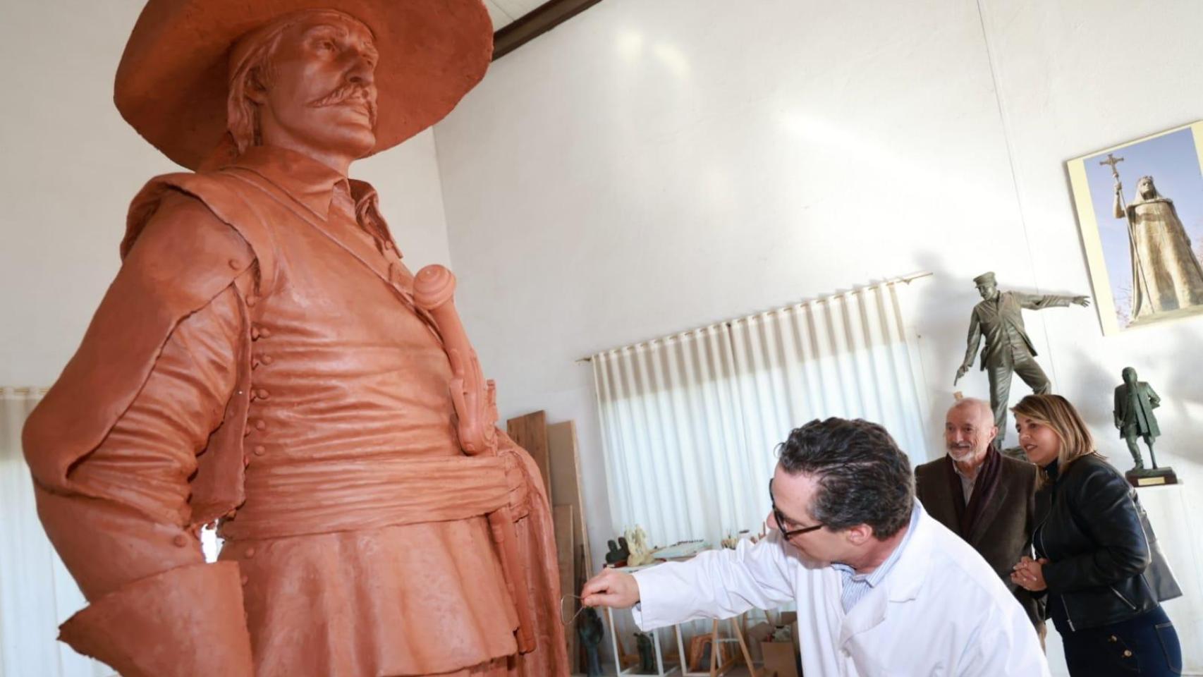 El escritor Arturo Pérez-Reverte elogia la escultura de Salvador Amaya que rendirá homenaje a Alatriste en Cartagena