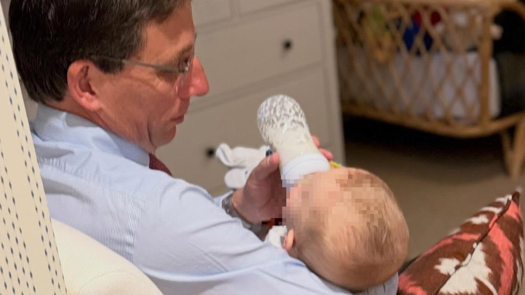 José Luis Martínez-Almeida celebra el Día del Padre con una fotografía inédita desde su casa dándole el biberón a su hijo