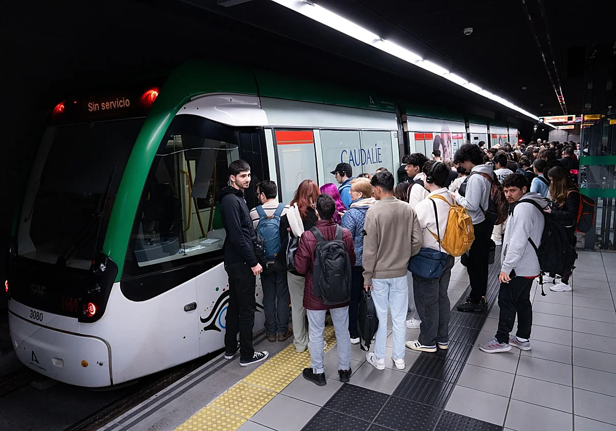 El metro de Málaga circulará con la mitad de frecuencias este viernes por la tarde