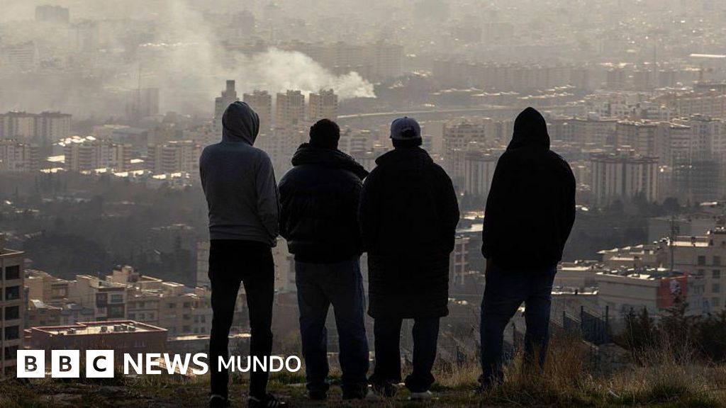 "Incluso el silencio es aterrador": el doble miedo que enfrentan los iraníes por la represión del régimen y los ataques aéreos de EE.UU. e Israel