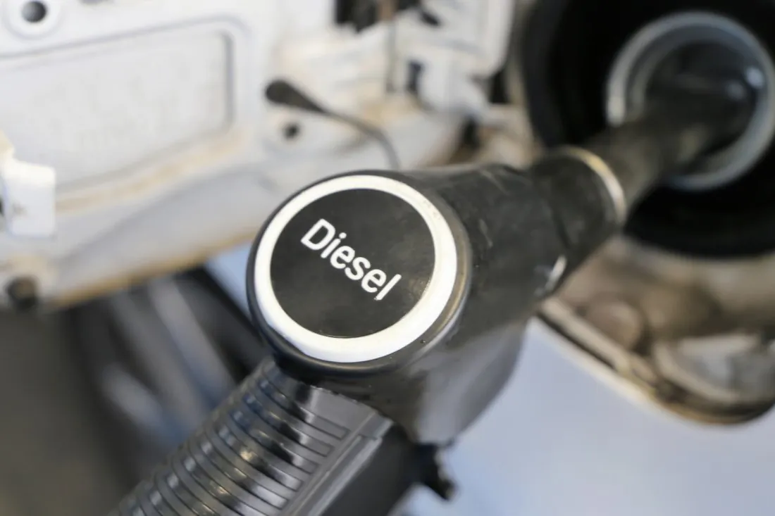 ¿Cuánto bajan la gasolina y el diésel con la reducción del IVA de los carburantes del Gobierno?