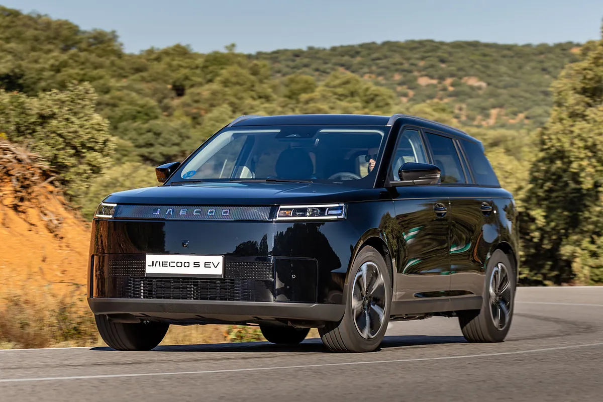 La subida de la gasolina y el diésel dispara el ahorro de los eléctricos: hasta 10 euros por cada 100 km