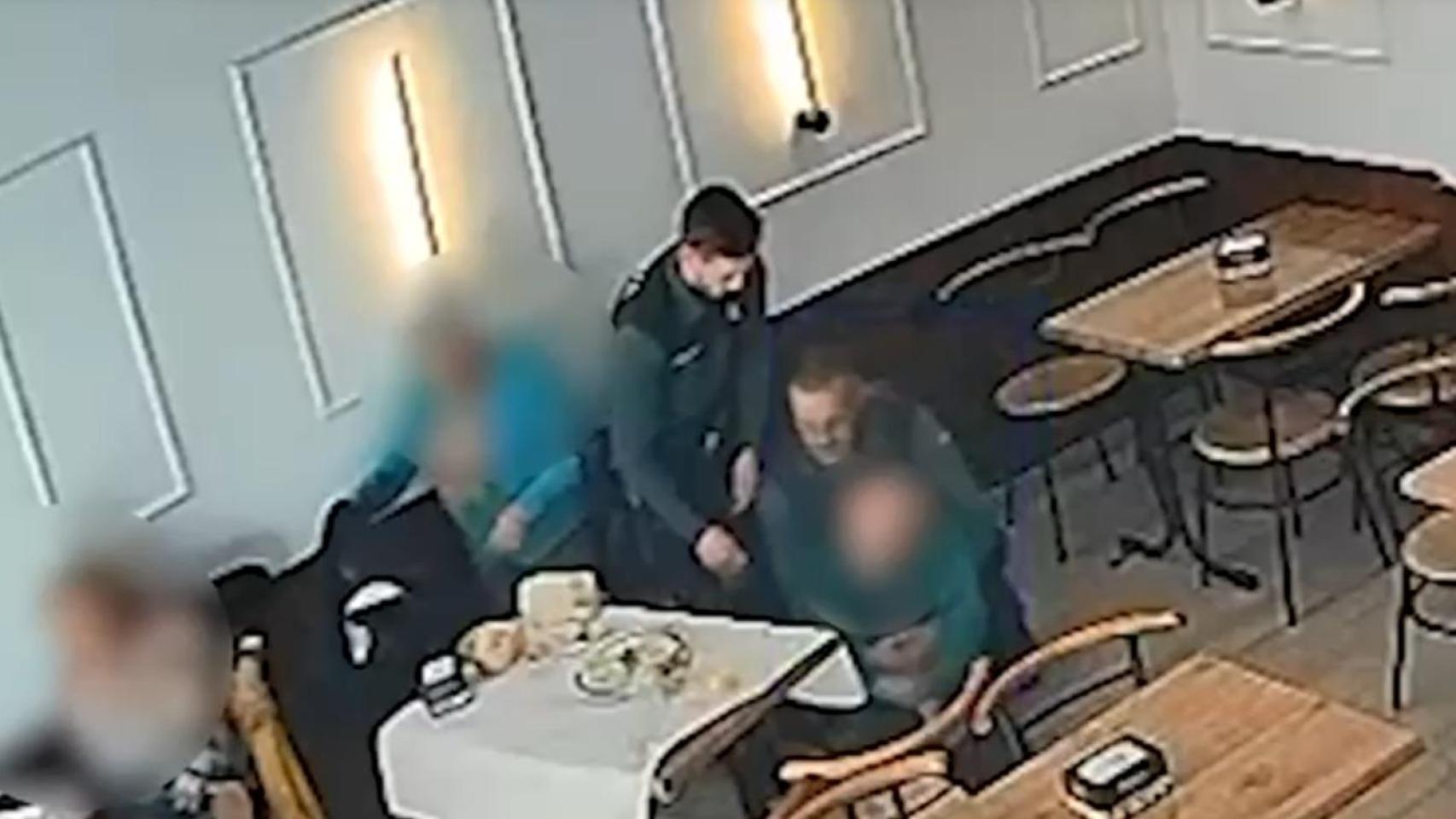 Vídeo: Un guardia civil salva la vida a un hombre que se había atragantado al realizarle la maniobra de Heimlich