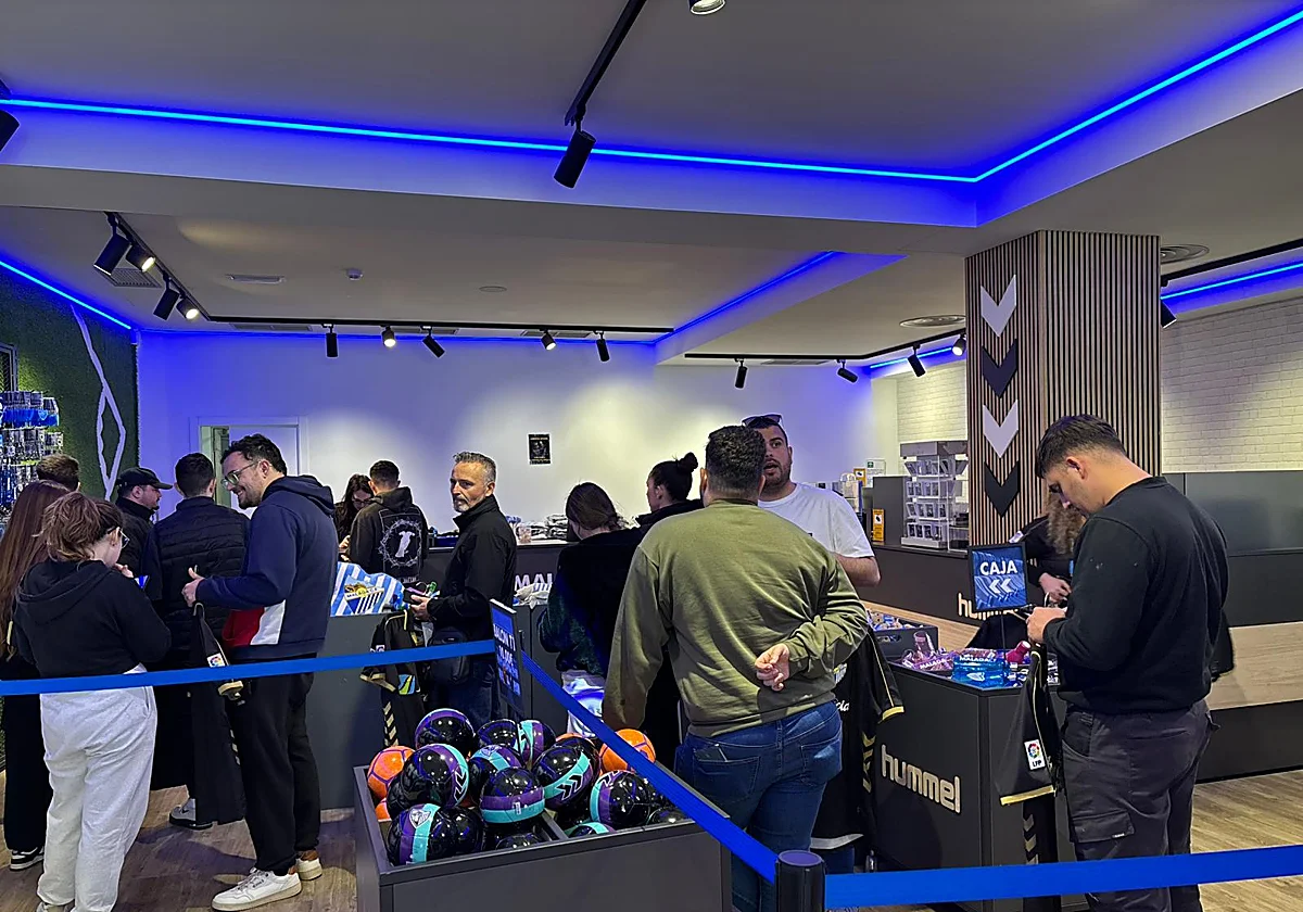 Máxima expectación en la tienda de La Rosaleda con la nueva camiseta 'retro' del Málaga